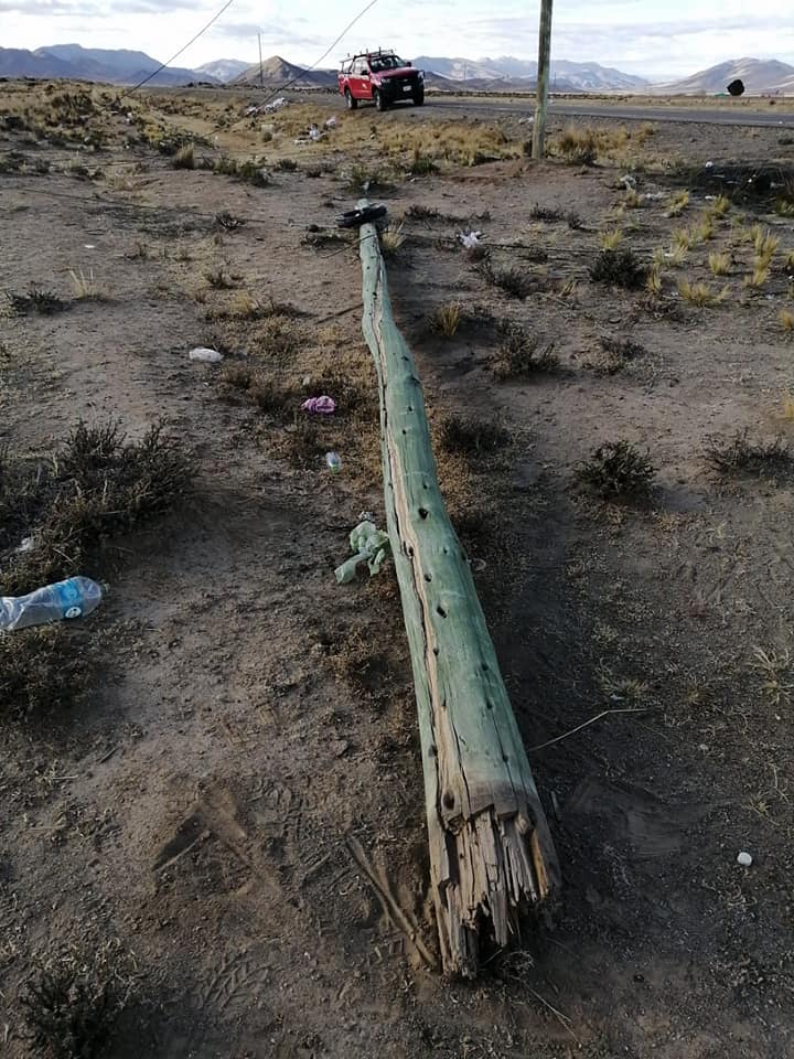 Camión arranca siete postes de energía eléctrica en Oruro