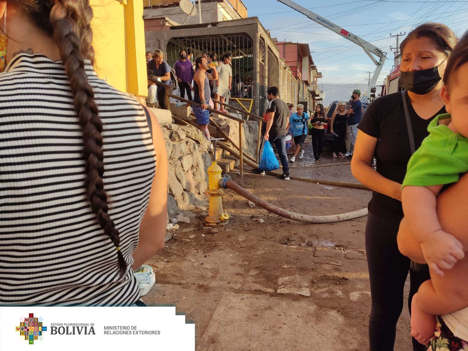 Familias bolivianas afectadas por el incendio en Laguna Verde, Iquique, reciben ayuda consular