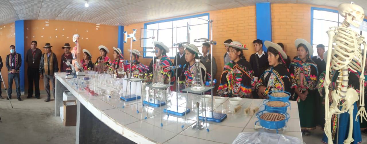 Cuatro unidades educativas de Ayata reciben modernos equipos de laboratorio