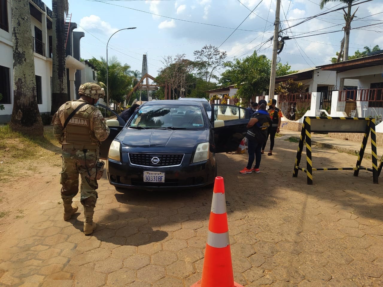 Fuerzas Armadas incautan carne de pollo, despojos de animales y cerveza de contrabando en Cobija