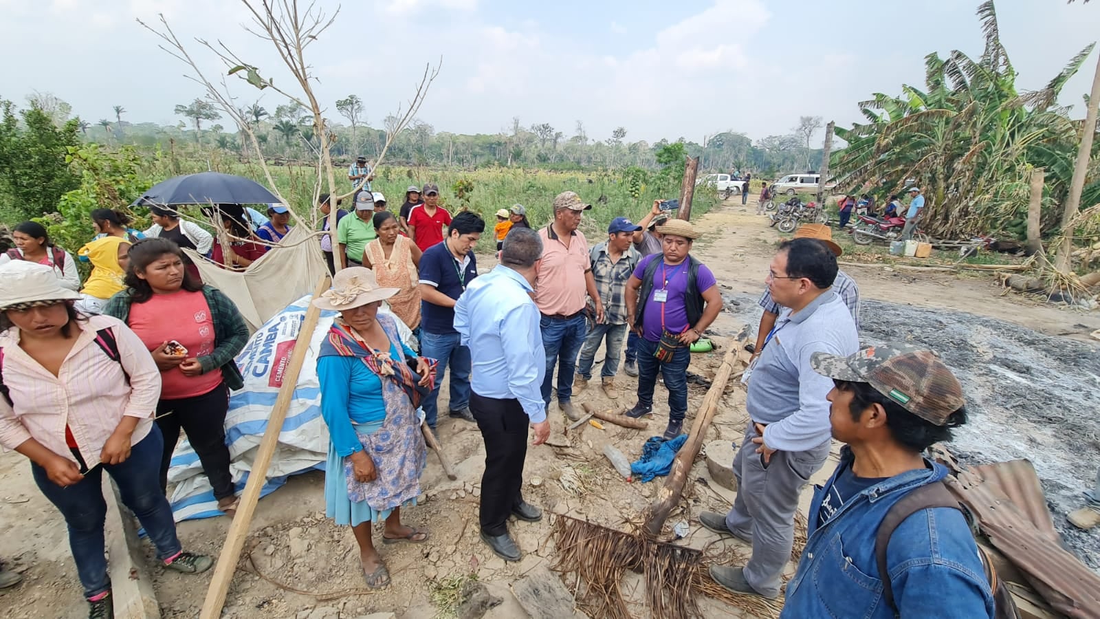 Viceministros y comunarios de la zona de Guarayos realizaron una inspección sobre denuncias de destrucción de viviendas
