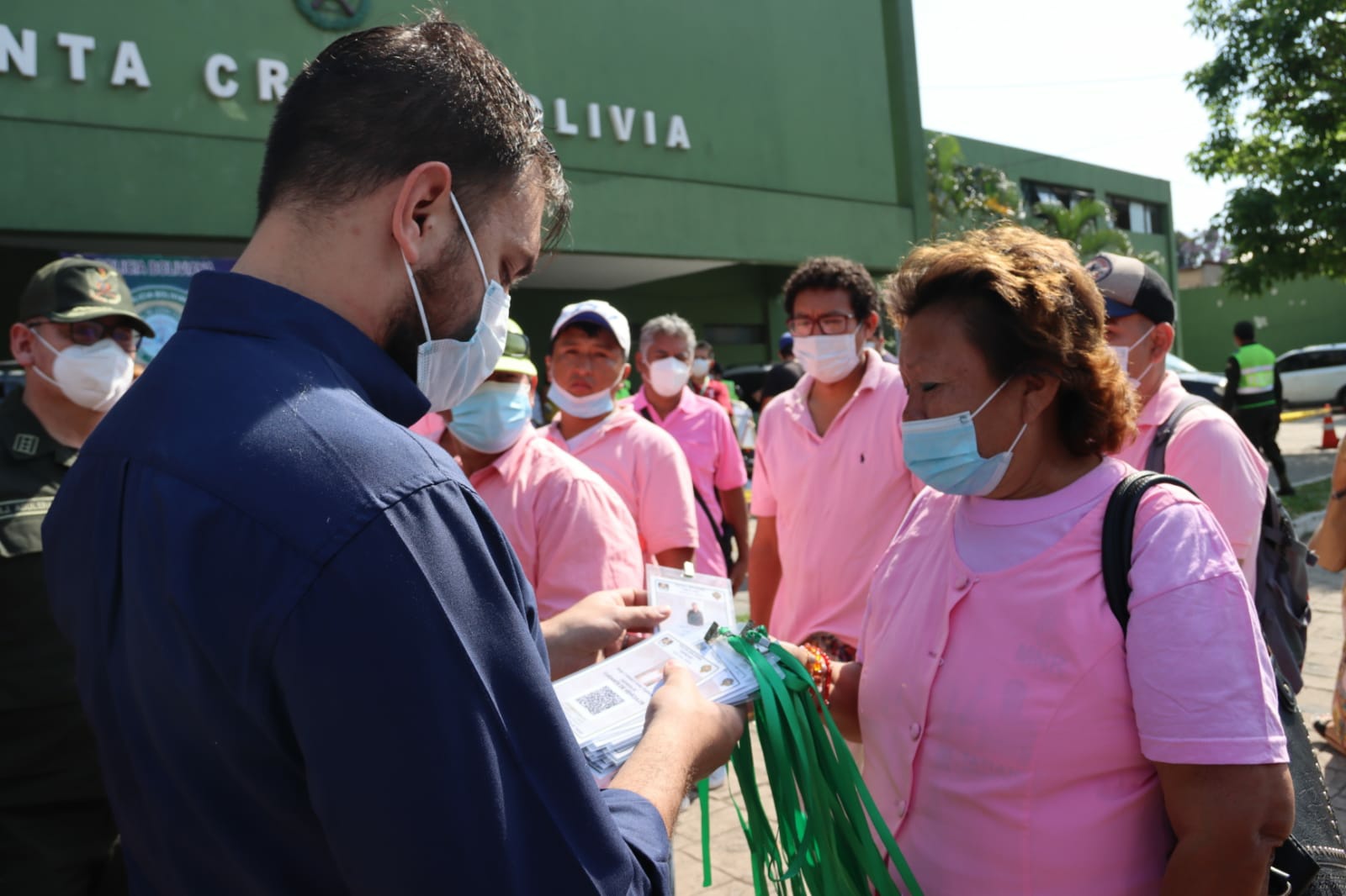 80 cuidadores de vehículos fueron censados por la Policía Boliviana para trabajar en inmediaciones de la Expocruz