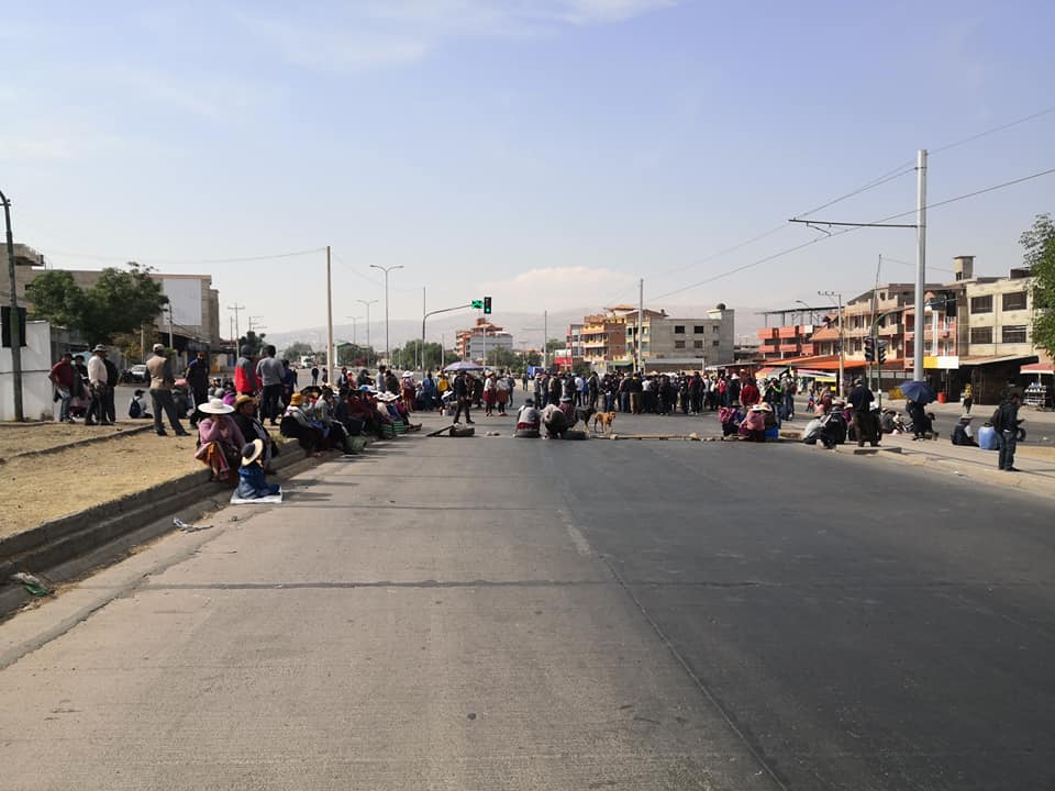 Cochabamba: Vecinos del D8 bloquean por tercer día consecutivo y exigen que Reyes Villa ejecute proyectos