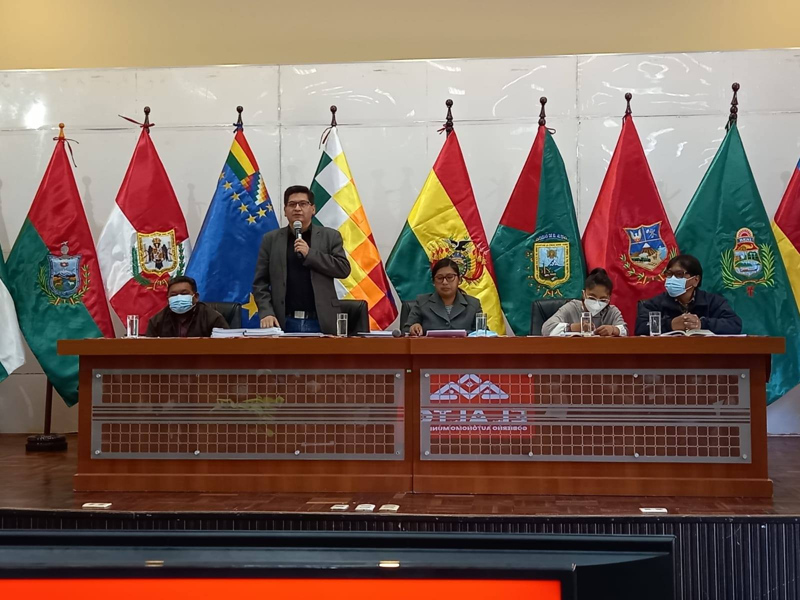 Montenegro socializa el proyecto de ley contra ganancias ilícitas con autoridades, transportistas, gremiales y juntas vecinales de El Alto