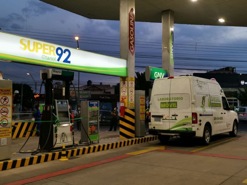 ANH inspecciona una nueva estación de venta de biocombustibles en Cochabamba