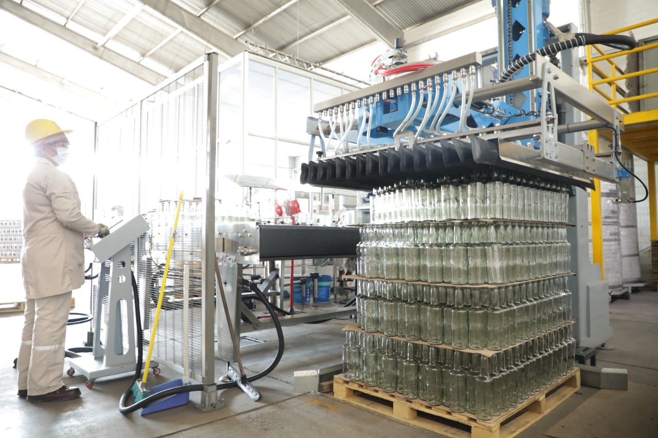 Envibol y empresa IADV firman contrato de compraventa de botellas por Bs 11 millones