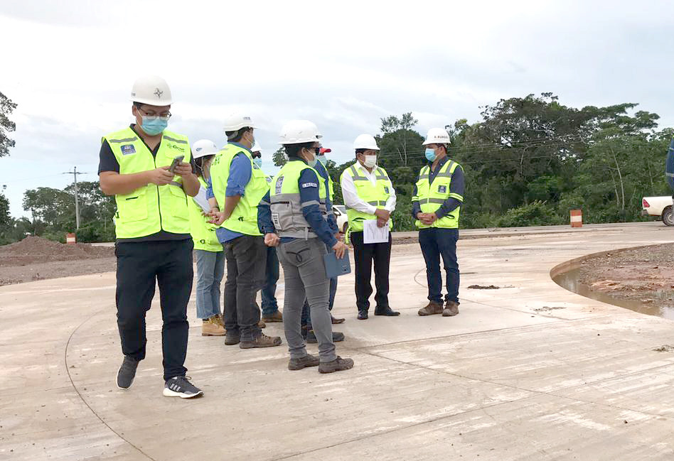 Ministro de Obras Públicas inspecciona la construcción de carreteras en Trinidad