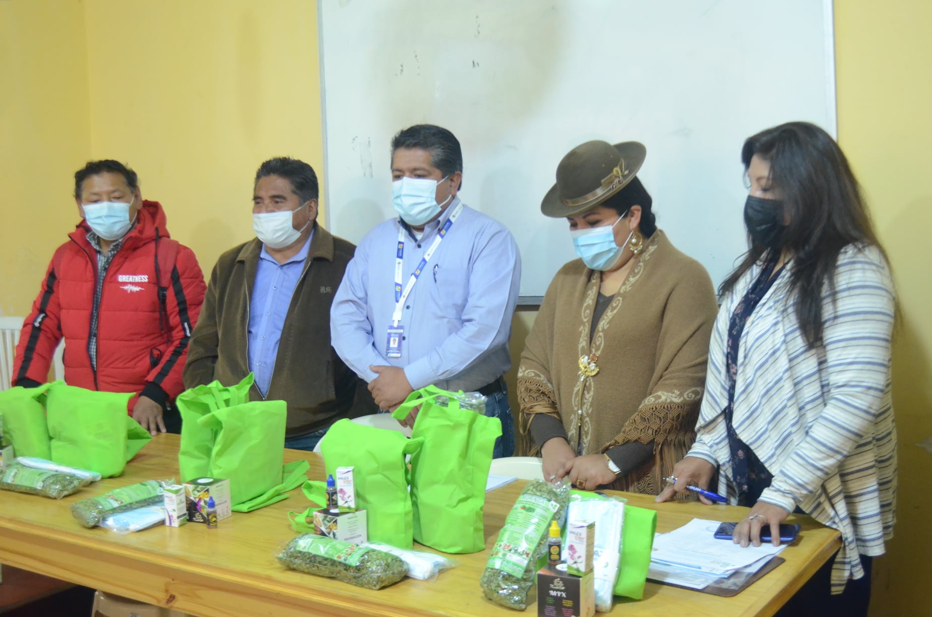 Mypes reciben del Gobierno kits de medicina tradicional e insumos para prevenir el COVID-19