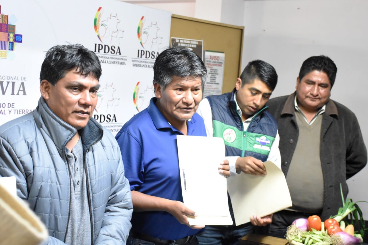 Gobierno y 10 municipios acuerdan fortalecer la producción de hortalizas con Bs 13 millones