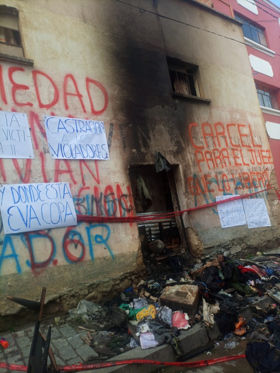 Familiares de desaparecidos se suman a la vigilia de vecinos en la puerta de la vivienda del asesino serial