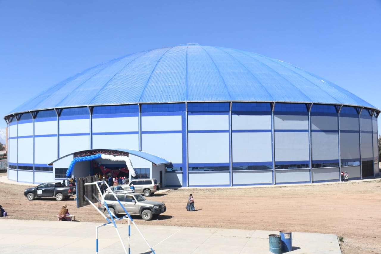 Presidente inaugura en Viacha un coliseo cerrado con una inversión de Bs 9,7 millones