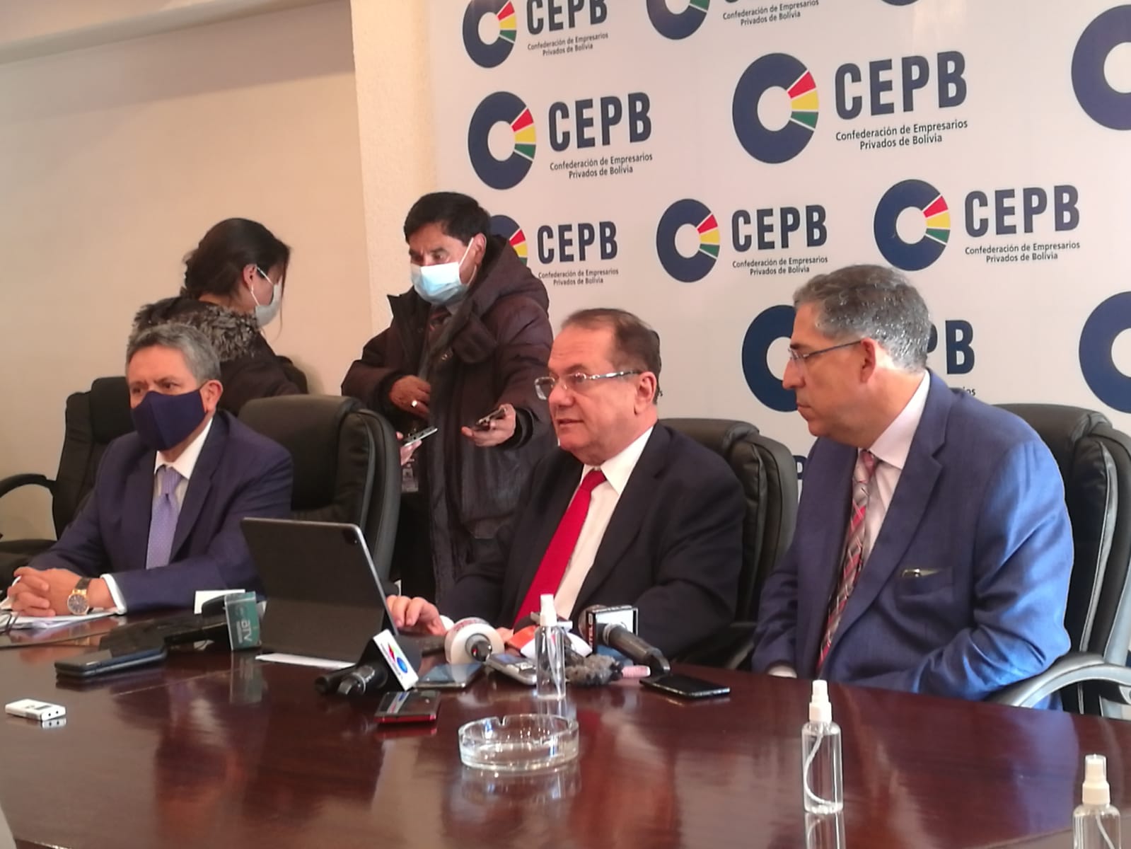 Empresarios: Vacunación, inyección de recursos y la subida de precios de productos dinamizaron y reactivaron la economía boliviana en 2021