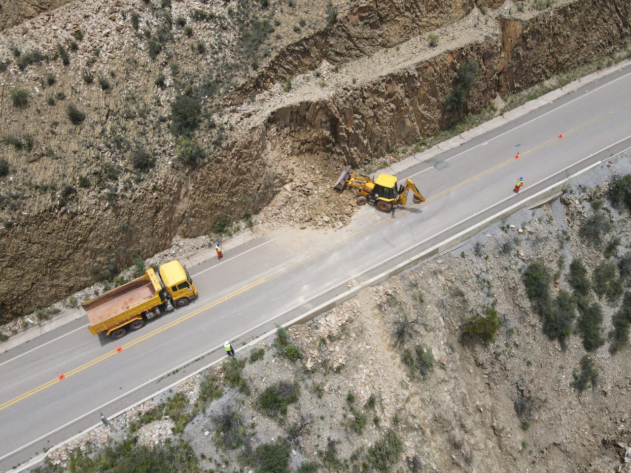 ABC moviliza personal y maquinaria en cuatro tramos carreteros afectados por las lluvias