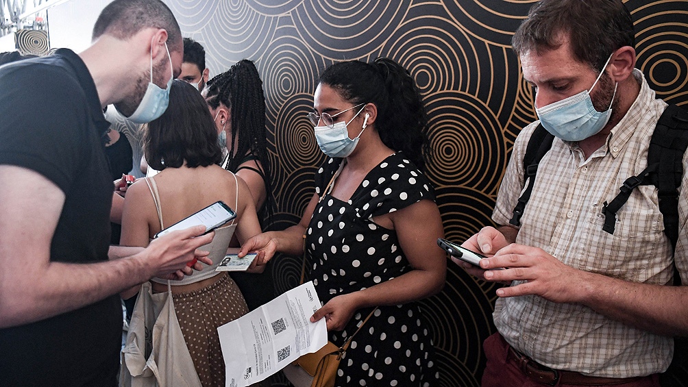 Francia anunció que extenderá el uso del pasaporte sanitario hasta mediados de 2022