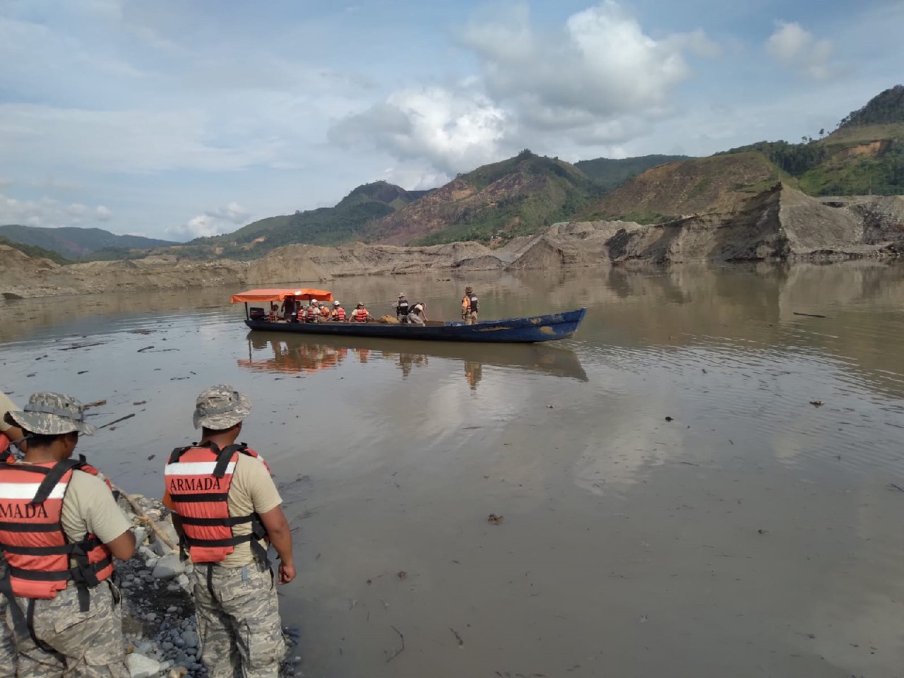 Armada Boliviana realiza intensa búsqueda de desaparecidos en el río Mapiri