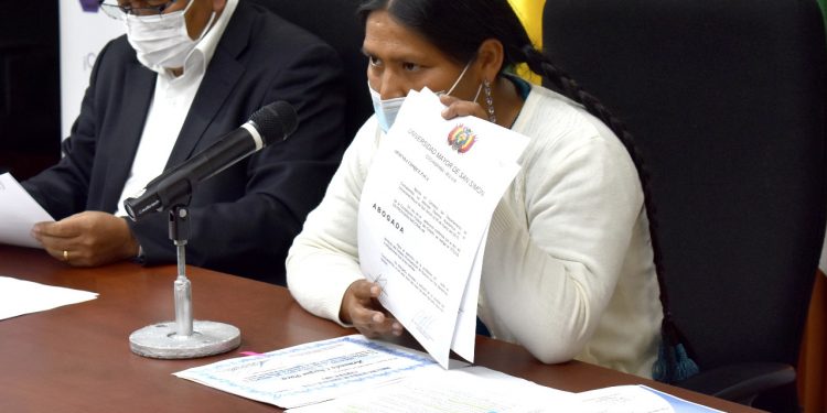 Directora de Aasana denuncia discriminación en su contra y pide oportunidad para demostrar su profesionalismo