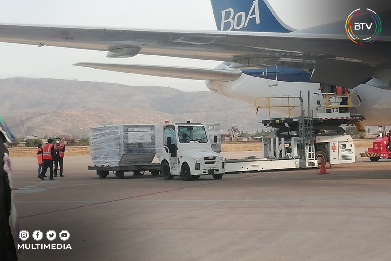 Arriba avión de BoA con 500.000 vacunas Sinopharm, medicamentos e insumos para la lucha contra el COVID-19