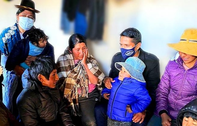 Presidente del Senado entrega ayuda a madre que cuida sola a sus siete hijos en Patacamaya
