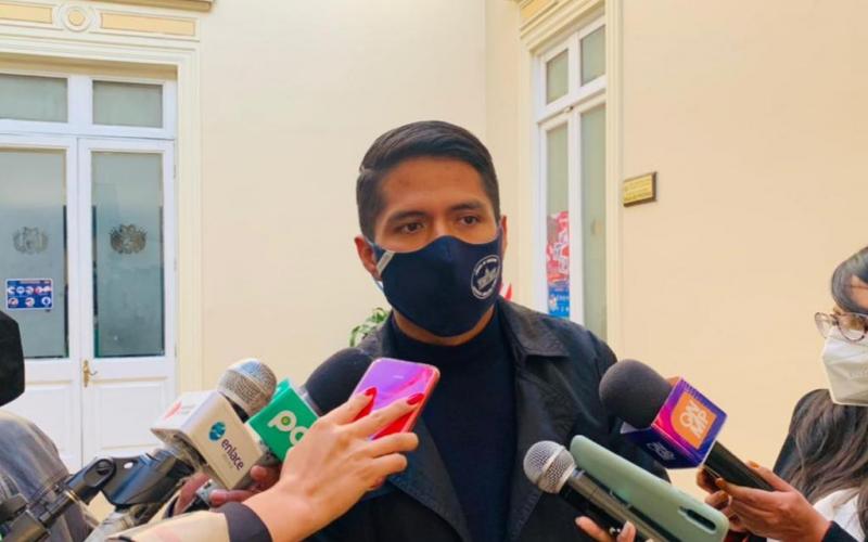 Presidente del Senado pide a la población vacunarse y a autoridades subnacionales a coadyuvar con el proceso de inmunización