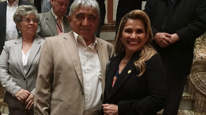 Arias y Carvajal, firmes defensores del régimen de facto, intentan ingresar a la cárcel para apoyar a Jeanine Áñez
