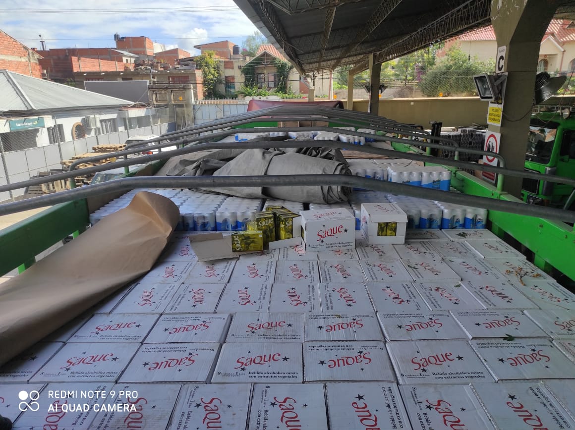 Comisan vehículo indocumentado y camiones con bebidas alcohólicas de contrabando en Tarija