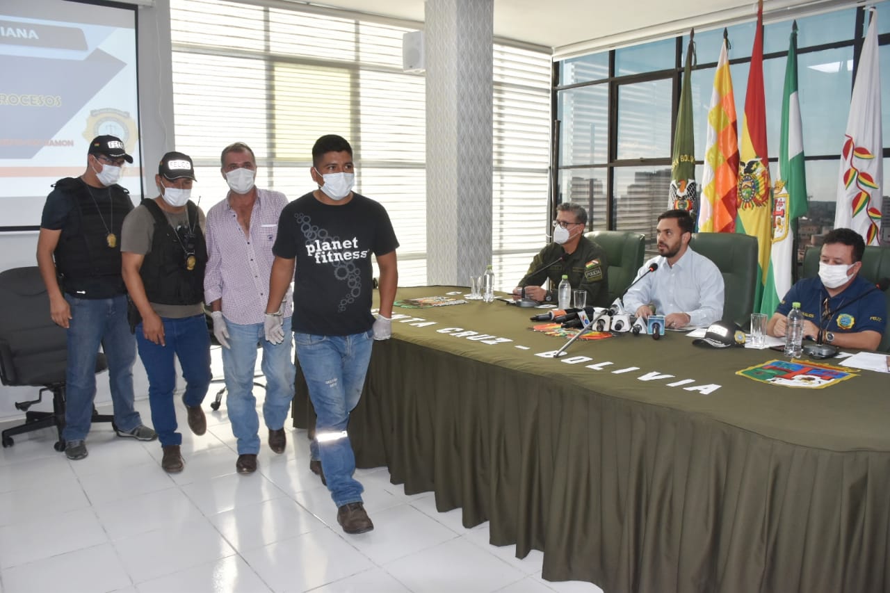 Aprehenden a dos personas por quema de ánforas y agresiones durante las elecciones subnacionales en Santa Cruz