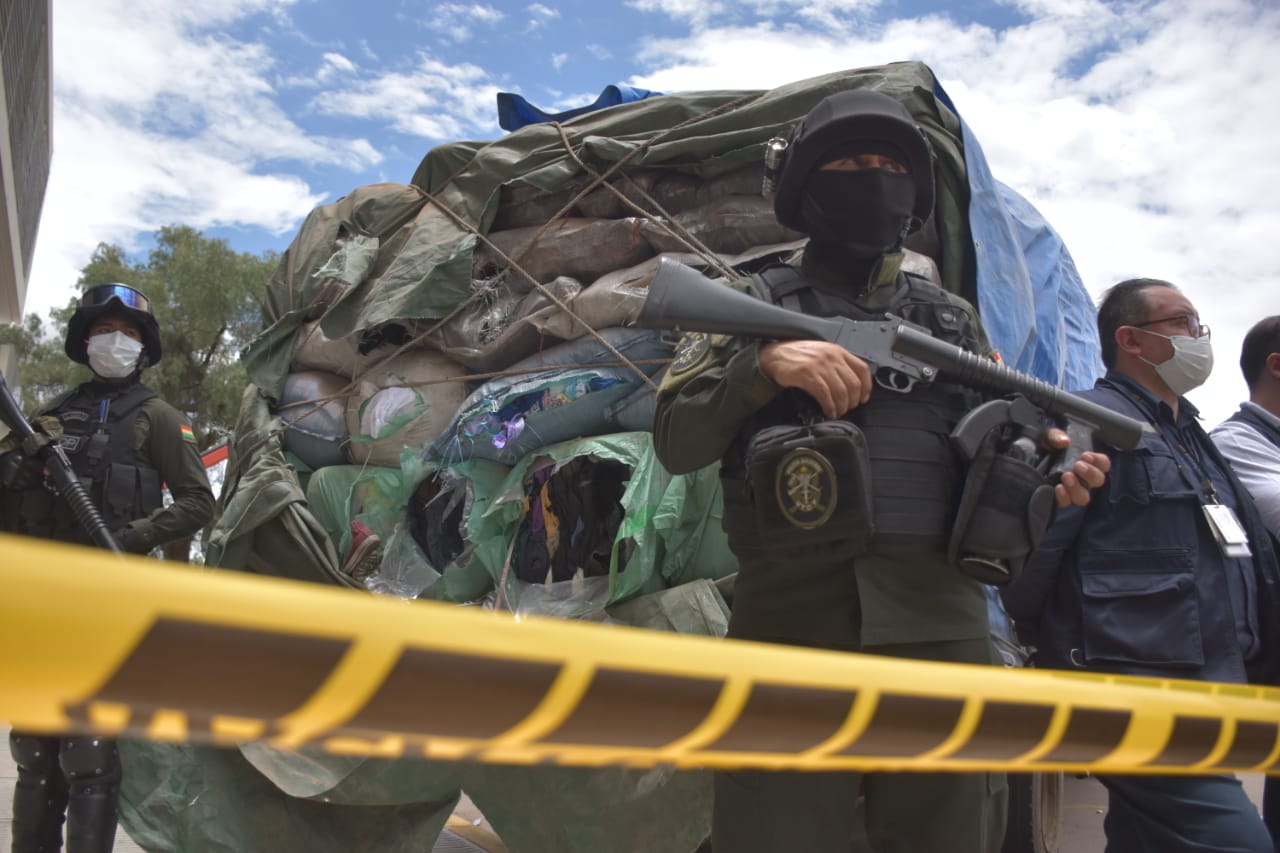 Policía intercepta en Cochabamba dos camiones con ropa y zapatos usados de contrabando