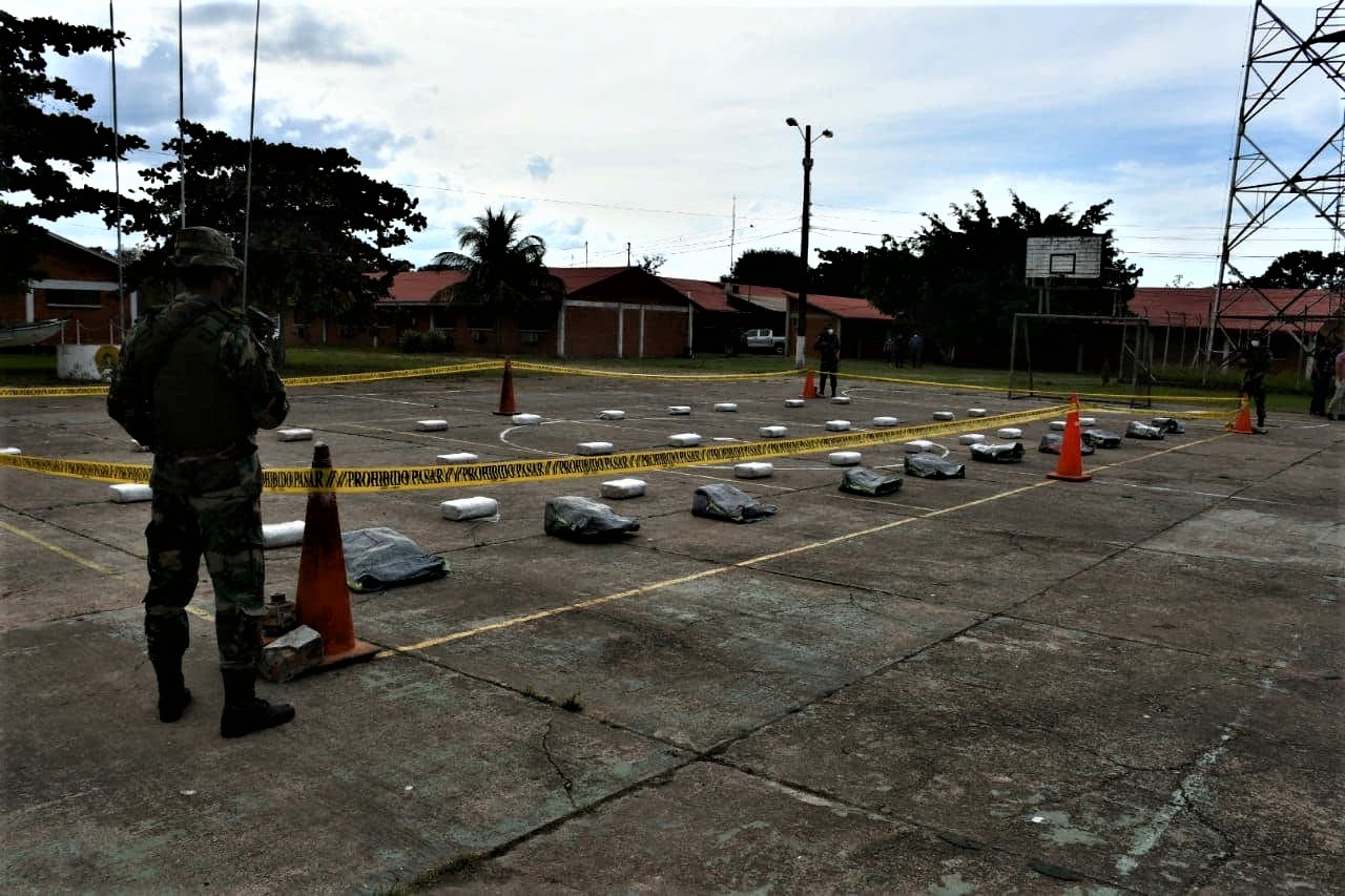 Fuerzas antidroga hallan estancia con pista clandestina en Beni y secuestran 305 kilos de cocaína valuada en más de $us 1,2 millones