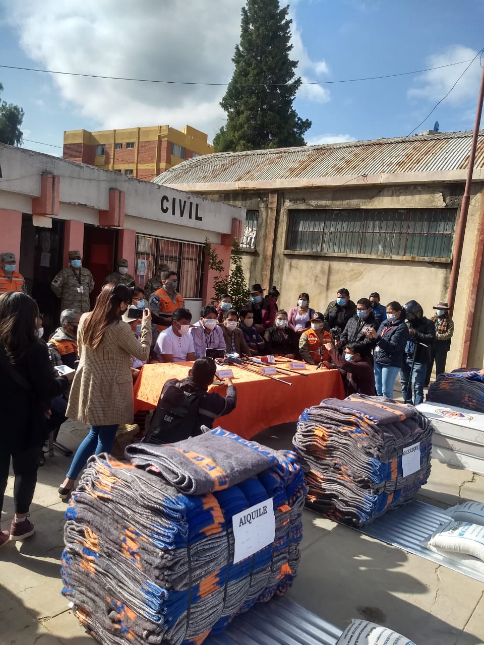 Entregan 62 toneladas de vituallas y material de construcción para 1.462 familias afectadas por granizada en Cochabamba