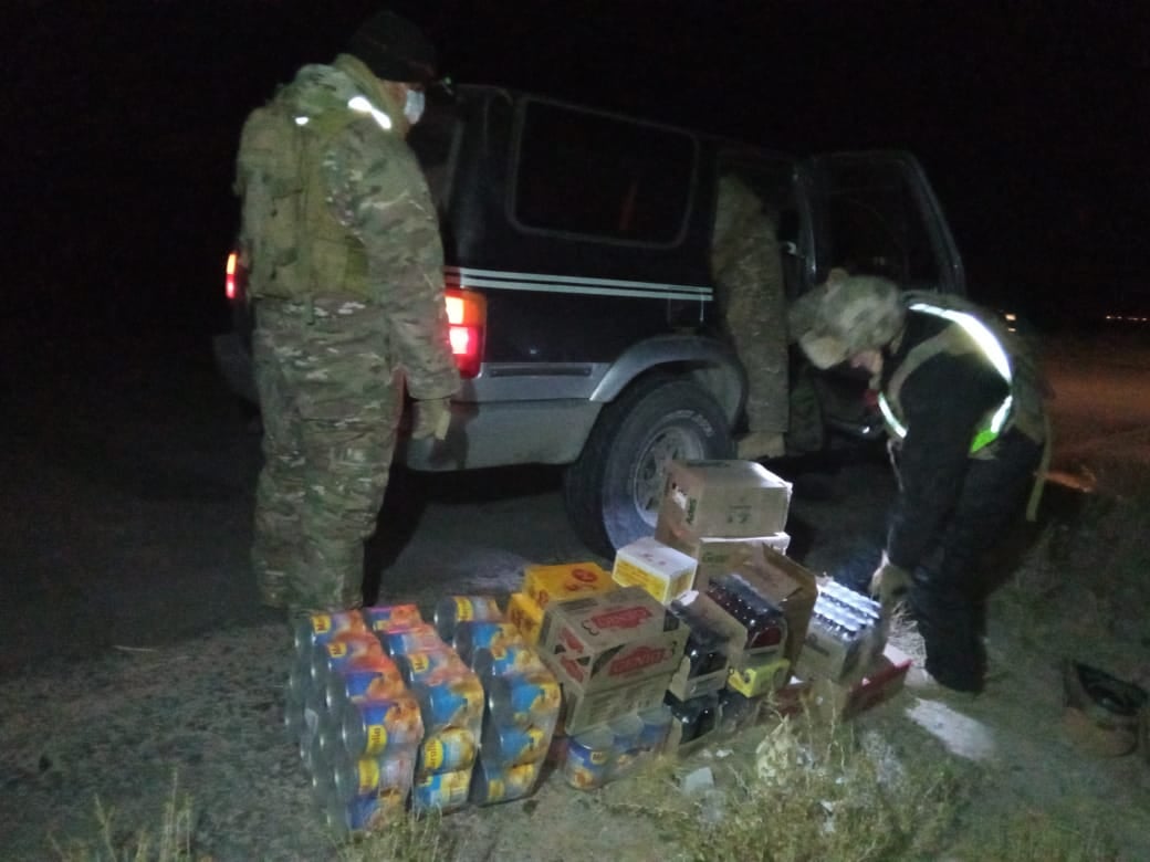 Comisan tres vehículos, bebidas alcohólicas y ropa nueva y usada de contrabando en Oruro y La Paz