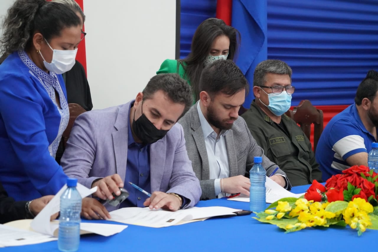 Firman convenio para implementar en Trinidad la fase dos del sistema de seguridad ciudadana BOL-110