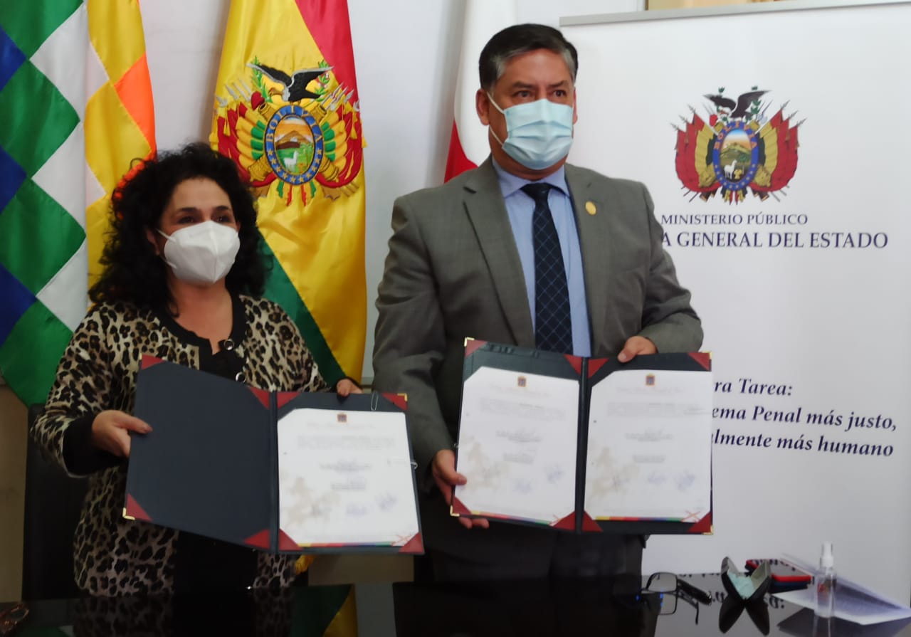 Firman convenio de transferencia de terreno para construir edificio del IDIF en Sucre