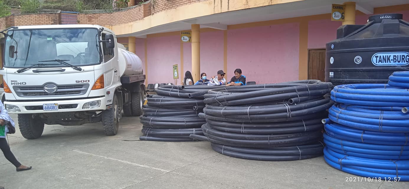 Defensa Civil entrega camión cisterna, politubos y tanques para afectados por sequías en Coroico