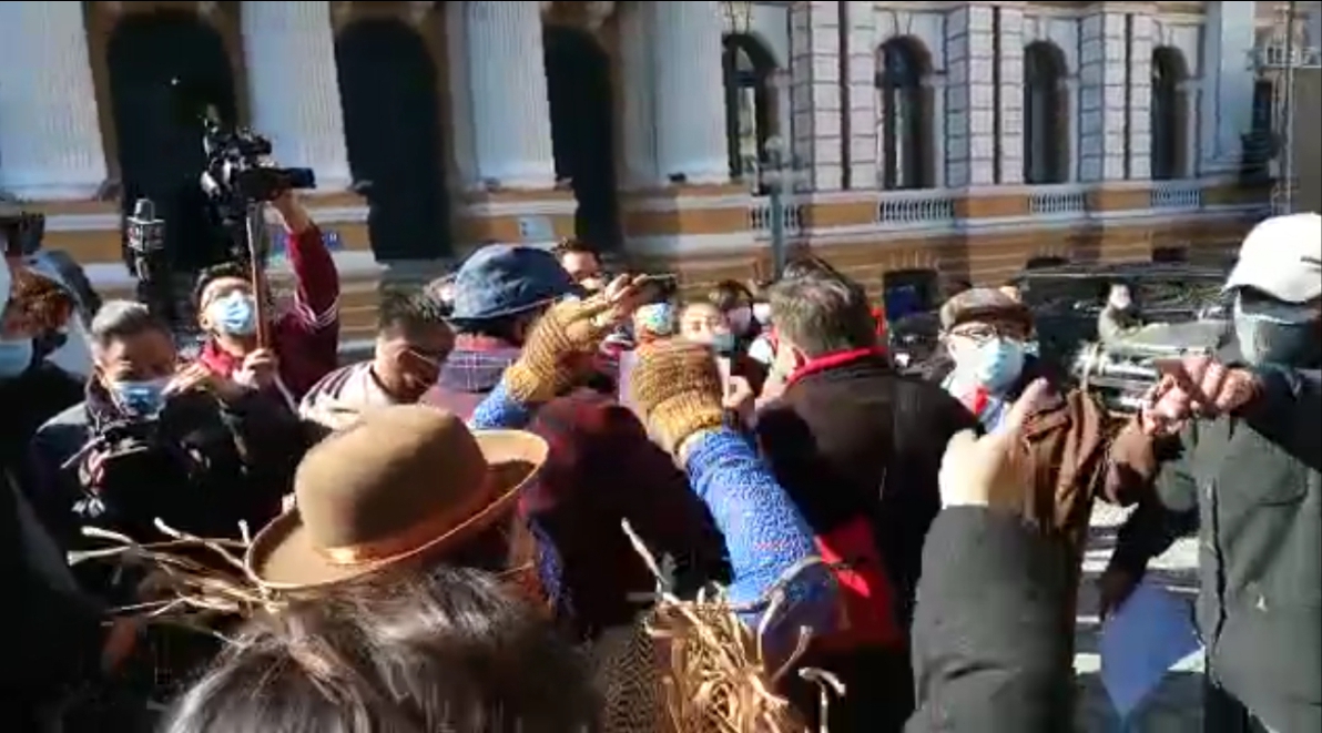 Expulsan de plaza Murillo a miembros del Conade y cuestionan su representación