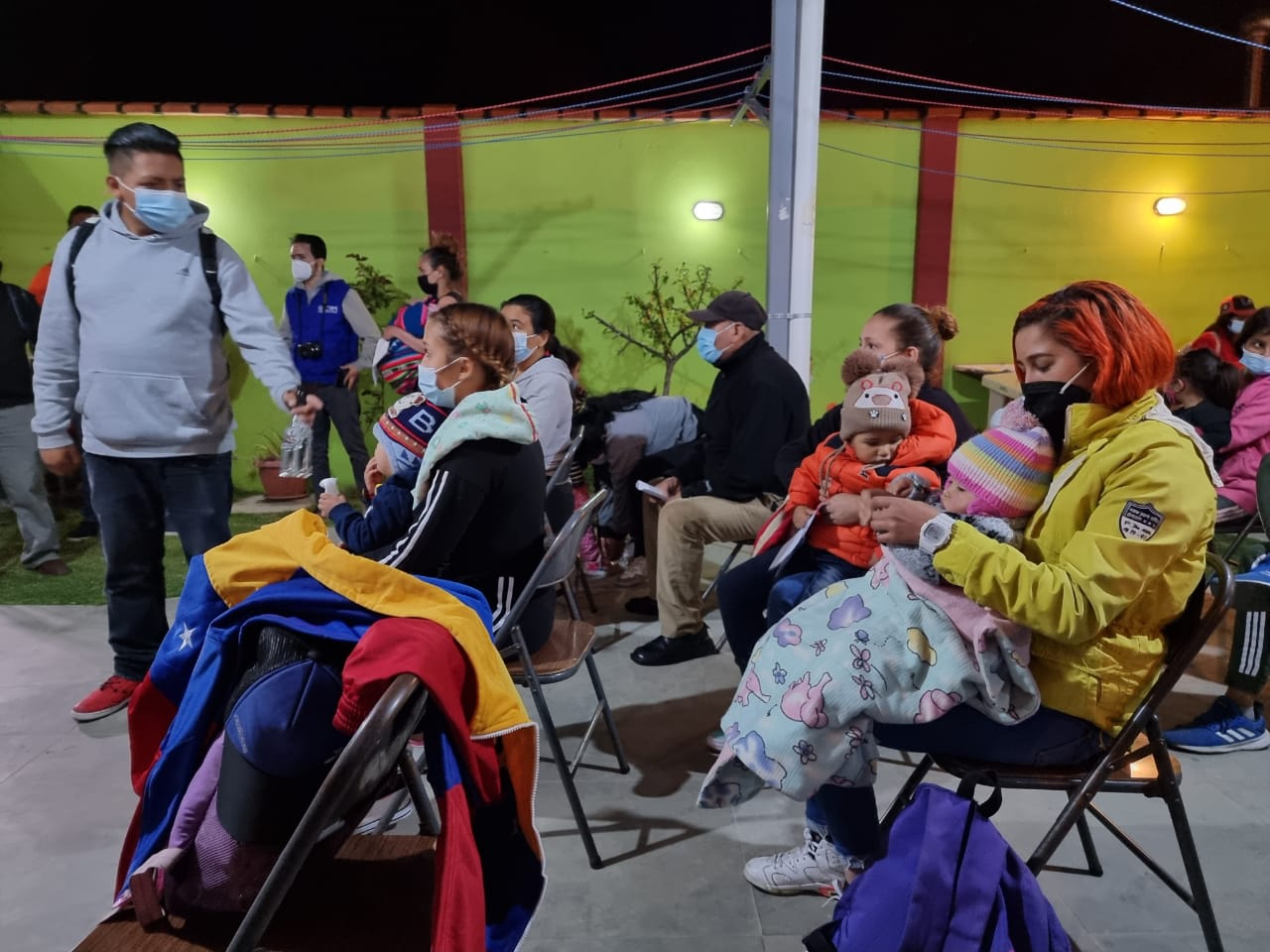 Ministerio de Salud abre punto nocturno de vacunación anticovid en centro de acogida para extranjeros de La Paz