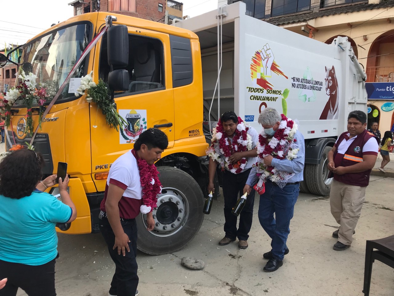 FNDR entrega camión compactador de basura al municipio de Chulumani