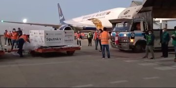 Arriba vuelo de BoA con 100.000 vacunas Sputnik V y dos millones de cápsulas de Avifavir (amplia)