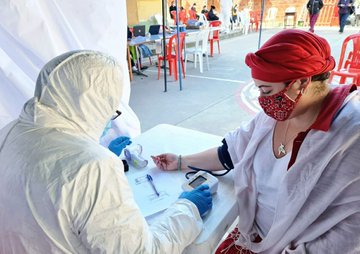 Ministra de la Presidencia recibe su primera dosis contra el COVID-19 y llama al pueblo boliviano a vacunarse