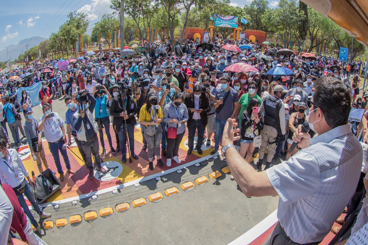 Manfred Reyes Villa obliga a funcionarios a acudir a actos en horarios de trabajo para ovacionarlo