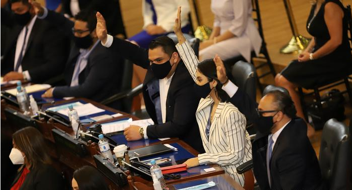 Congreso de El Salvador destituye a jueces de la Corte Suprema y al Fiscal General