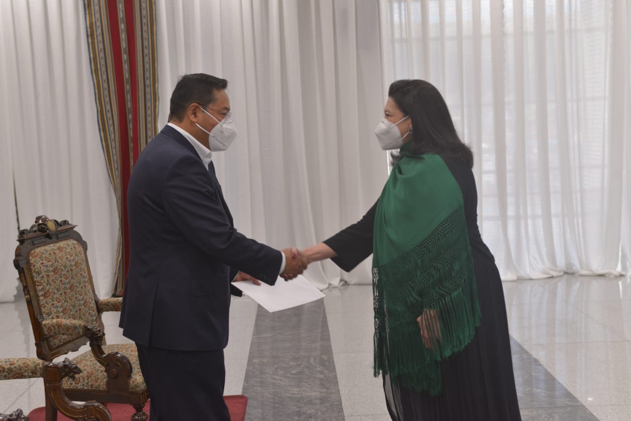 Viceministra saluda el retorno al país de la Embajadora de México, quien fue expulsada por el régimen de Áñez