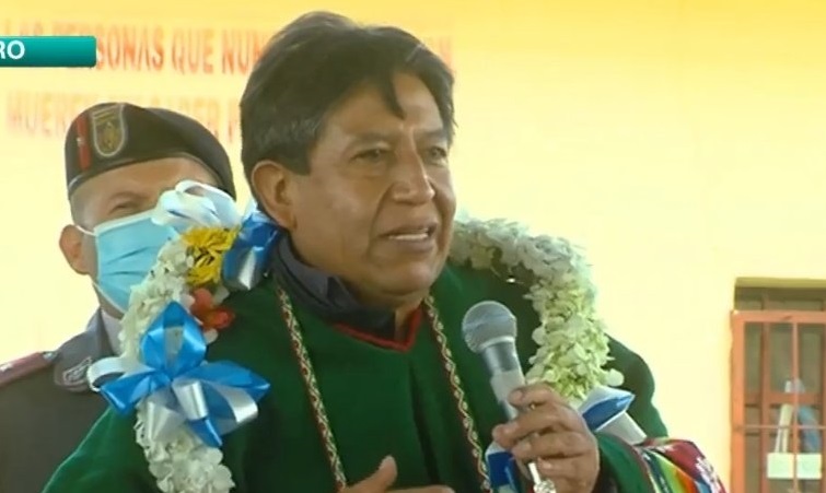 Vicepresidente entrega cancha polifuncional en unidad educativa de Santiago de Huayllamarca