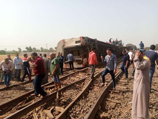 Al menos 11 muertos y 98 heridos tras descarrilarse un tren en Egipto
