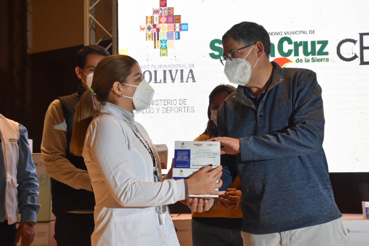 Entregan 10.000 kits de fármacos donados por la CBN para personas con COVID-19 detectadas mediante rastrillajes en Santa Cruz