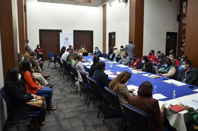 Aprueban estándares básicos para la atención de adultos mayores en centros de acogida de larga estadía