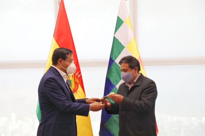 Arce entrega el Bastón de Mando al vicepresidente Choquehuanca y emprende viaje a Escocia para participar de la COP26