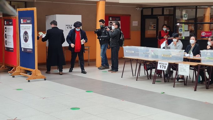 Elecciones en Chile: Buena afluencia de votantes, Kast y Boric se perfilan para la segunda vuelta