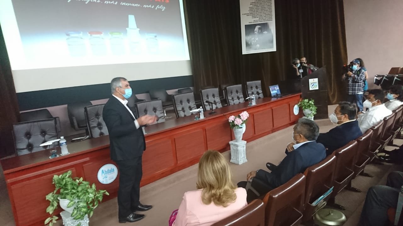 Presidente visita Biocubafarma, el centro de ingeniería genética y biotecnología de Cuba