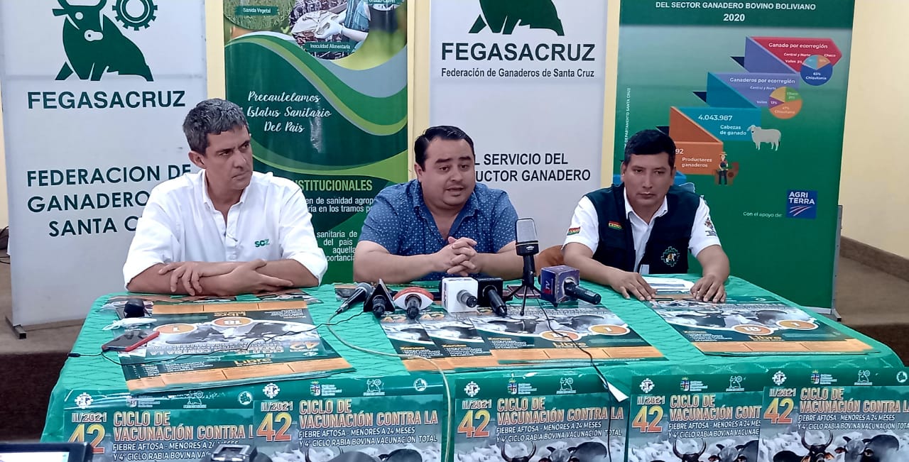 Senasag inicia campaña de vacunación contra la fiebre aftosa y rabia bovina en Santa Cruz