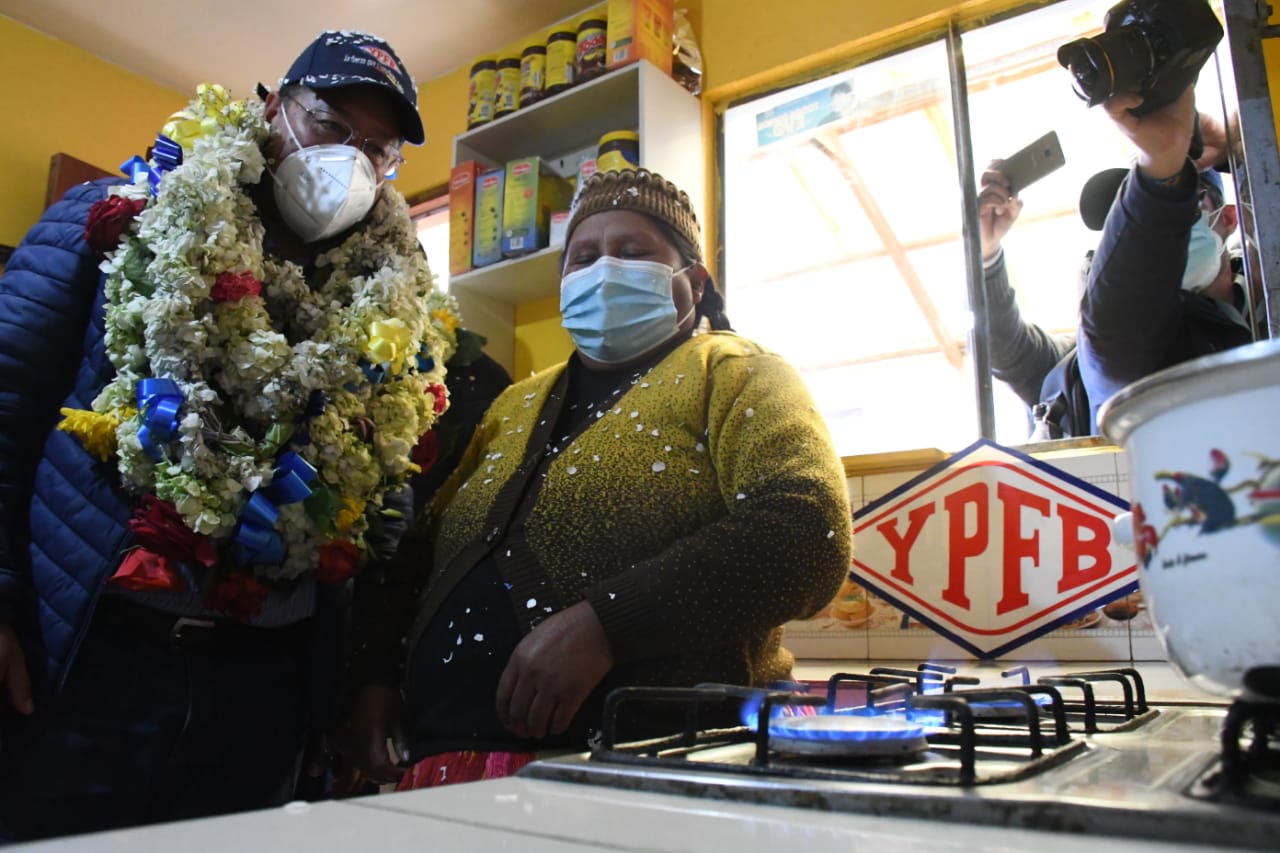 Presidente entrega red de gas domiciliario en Viacha para beneficio de más de 22.000 personas